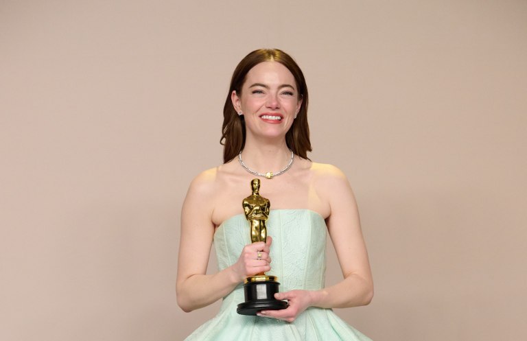 Η Έμα Στόουν αποκαλύπτει μια αμήχανη στιγμή με την μητέρα της και την Αντζελίνα Τζολί