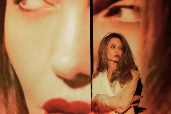 Haute couture, τραγωδία, ζωή: Η Αντζελίνα Τζολί και ο Φραντς Κάφκα στο Σαν Σεμπαστιάν