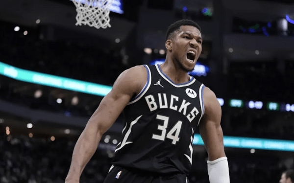 Ο Γιάννης Αντετοκούνμπο στην 7η θέση των κορυφαίων του 21ου αιώνα