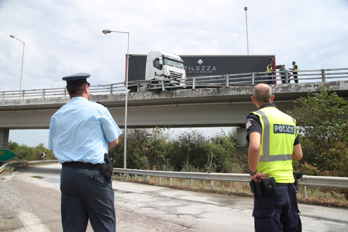 Θεσσαλονίκη: «Δίπλωσε» νταλίκα στην ΠΑΘΕ – Δεν τραυματίστηκε ο οδηγός