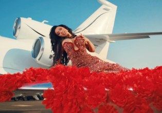 Η Cardi B ταξιδεύει από τη Νέα Υόρκη στη Μύκονο και το Παρίσι στο νέο βίντεο κλιπ του «Imaginary Playerz»