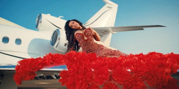 Η Cardi B ταξιδεύει από τη Νέα Υόρκη στη Μύκονο και το Παρίσι στο νέο βίντεο κλιπ του «Imaginary Playerz»