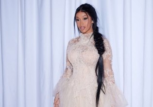 Η Cardi B κατηγορείται ότι επιτέθηκε και έφτυσε γυναικά που δούλευε ως ασφάλεια σε ιατρικό κέντρο