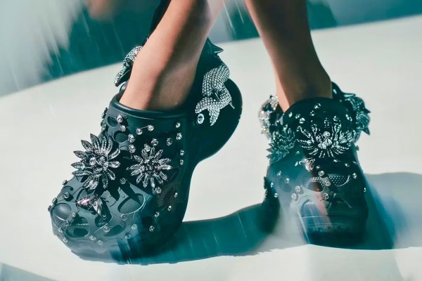 Ποιος θα σώσει τα Crocs; Κατήφεια, οικονομική ανασφάλεια και Ντόναλντ Τραμπ απειλούν τα viral παπούτσια