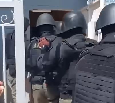 ΕΛ.ΑΣ: Επιχείρηση στις Αχαρνές – Δύο συλλήψεις για ναρκωτικά και όπλα [Βίντεο]