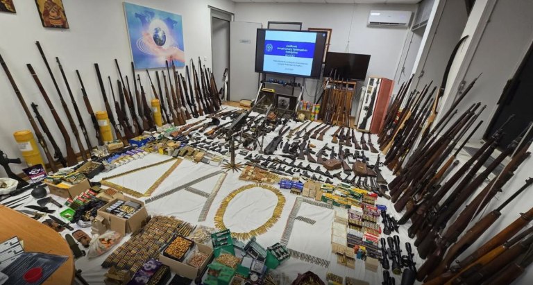 Κιάτο: Αυτό είναι το οπλοστάσιο που βρέθηκε σε σπίτι απόστρατου της Πολεμικής Αεροπορίας [εικόνες και βίντεο]