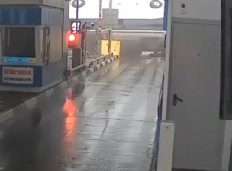 Ρωσία: Λεωφορείο γεμάτο επιβάτες έπεσε πάνω σε σταθμό διοδίων – 39 τραυματίες