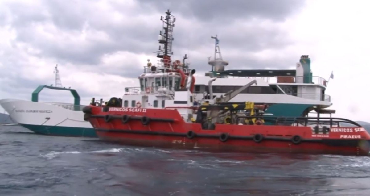 Νέα Στύρα: Ρυμουλκά στο σημείο που προσάραξε το φέρι μποτ