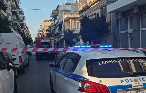 Φωτιά σε σπίτι στον Πειραιά – Απομακρύνθηκαν κάτοικοι