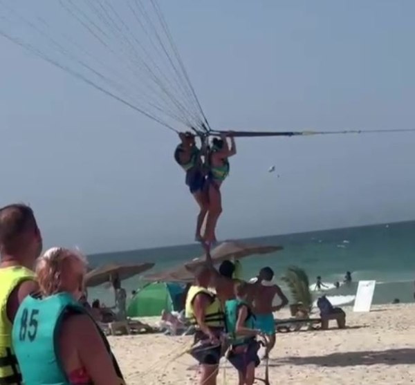 Τυνησία: Βρετανίδα κατήγγειλε σεξουαλική επίθεση σε πτήση με θαλάσσιο αλεξίπτωτο