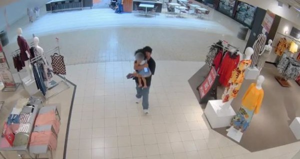 ΗΠΑ: Άνδρας αρπάζει κοριτσάκι σε εμπορικό κέντρο