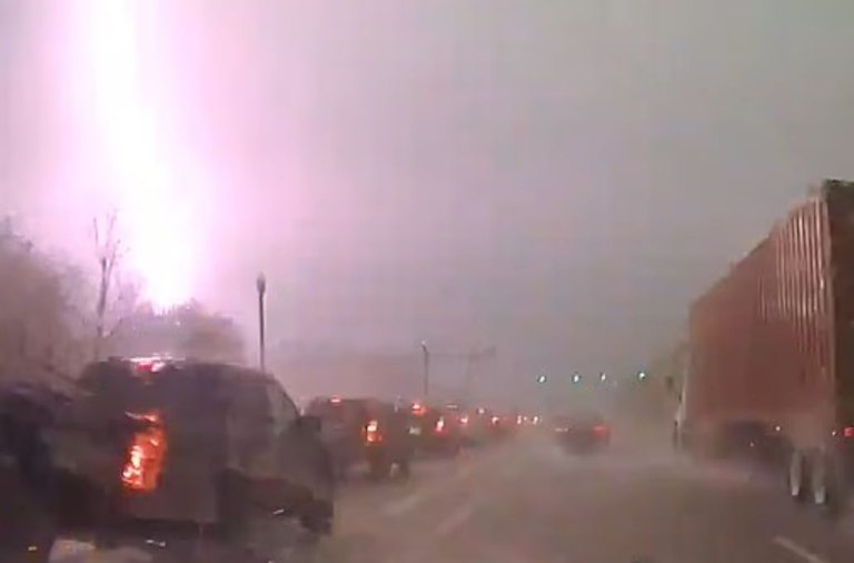 Νότια Καρολίνα: Τρομακτικό βίντεο – Κεραυνός προκαλεί φωτιά σε αυτοκινητόδρομο