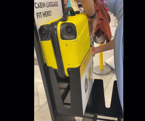 Πώς επιβάτιδα αεροπλάνου απέφυγε πρόστιμο 200 ευρώ και έγινε viral