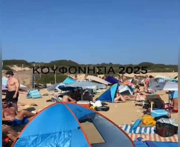 Κουφονήσια: Ασφυκτικά γεμάτες παραλίες από λουόμενους