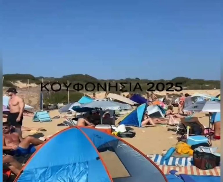 Κουφονήσια: Ασφυκτικά γεμάτες παραλίες από λουόμενους