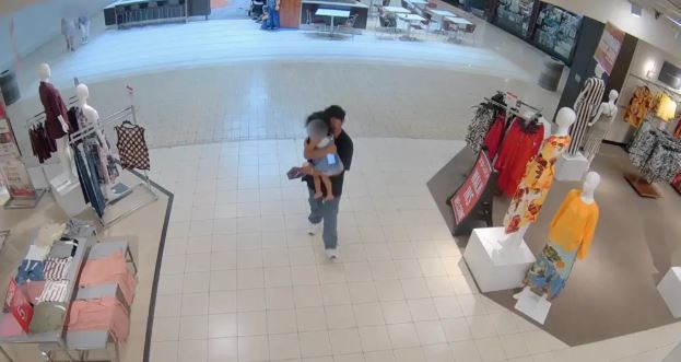 ΗΠΑ: Άνδρας αρπάζει κοριτσάκι σε εμπορικό κέντρο