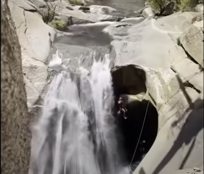 Καλιφόρνια: Θεαματική διάσωση άνδρα που είχε παγιδευτεί πίσω από καταρράκτη για δύο ημέρες – Δείτε βίντεο
