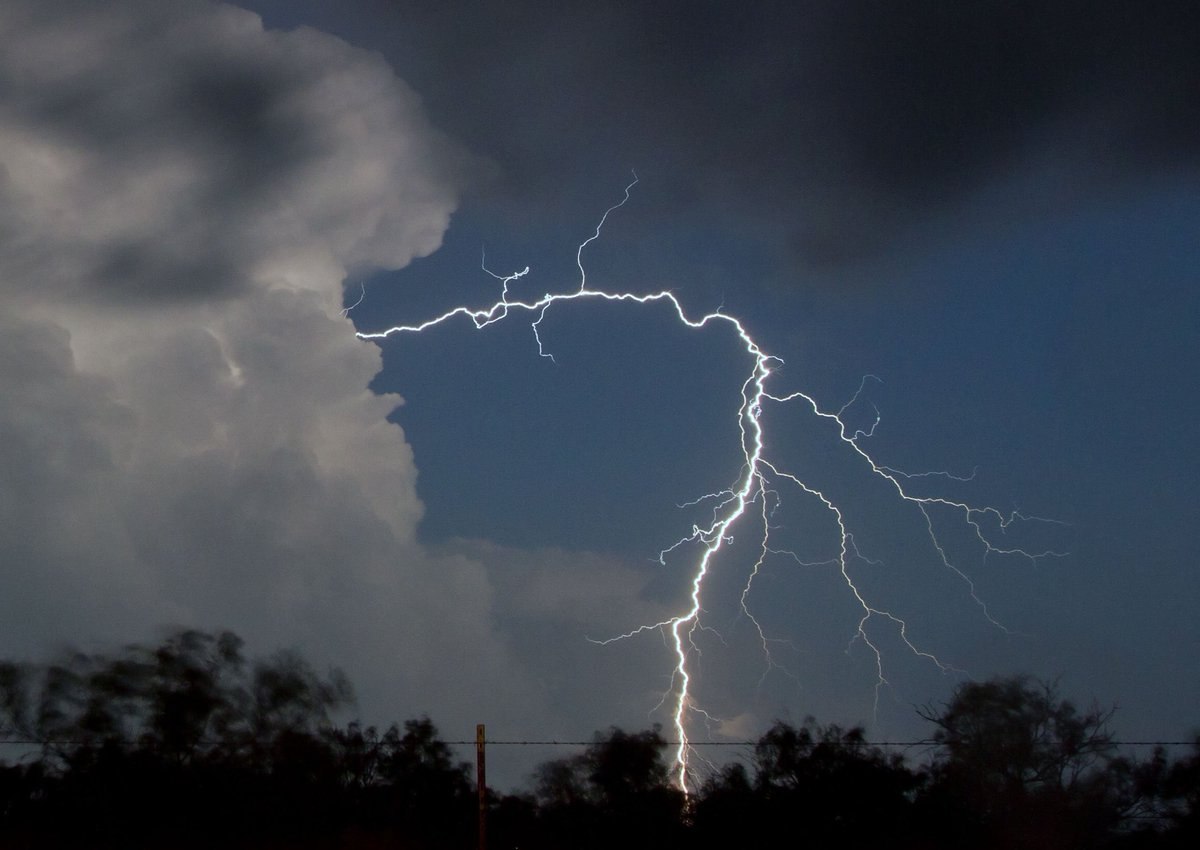 Πάνω από 5.000 κεραυνοί καταγράφηκαν τη Δευτέρα