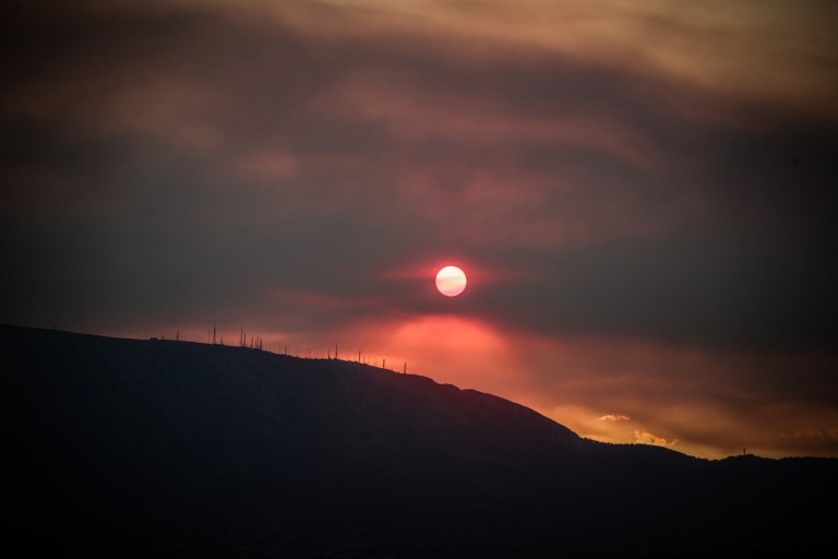 Φωτιά στην Κερατέα: Ο καπνός κάλυψε τον ουρανό της Αττικής – Δείτε εικόνες