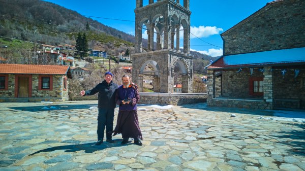 Ο παπά… drone από την Κοζάνη με έξι κάμερες προβάλλει το Βόιο στο Youtube – Έγινε viral στην ομογένεια