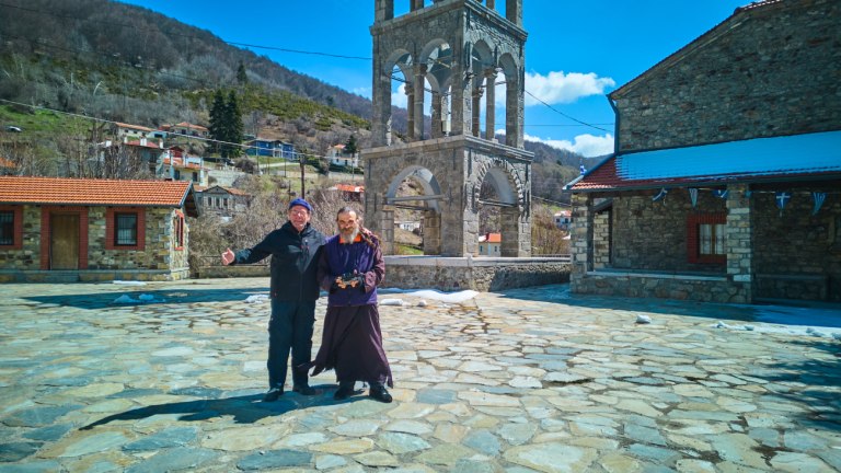 Ο παπά… drone από την Κοζάνη με έξι κάμερες προβάλλει το Βόιο στο Youtube – Έγινε viral στην ομογένεια