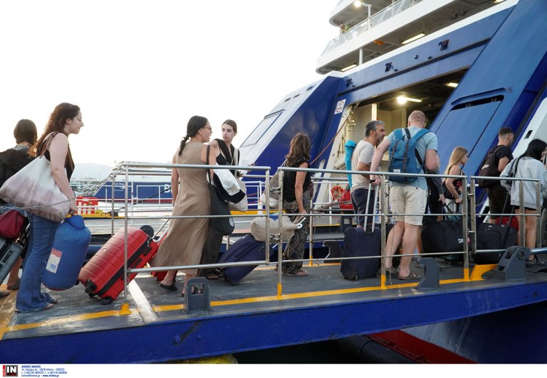 Μαζική έξοδος των αδειούχων του Αυγούστου – Ουρές από το ΣΕΦ μέχρι το λιμάνι του Πειραιά