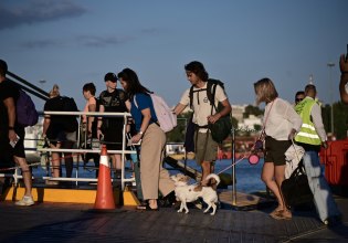 Ξεκίνησε η «έξοδος» των εκδρομέων – Το αδιαχώρητο στον Πειραιά