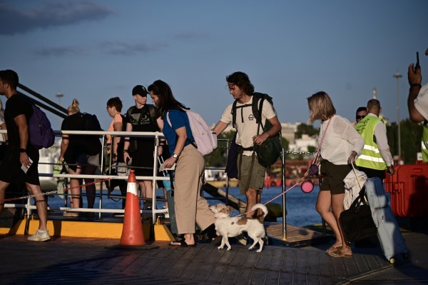 Ξεκίνησε η «έξοδος» των εκδρομέων – Το αδιαχώρητο στον Πειραιά
