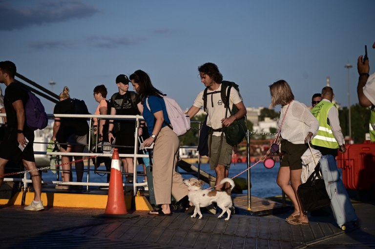 Ξεκίνησε η «έξοδος» των εκδρομέων – Το αδιαχώρητο στον Πειραιά
