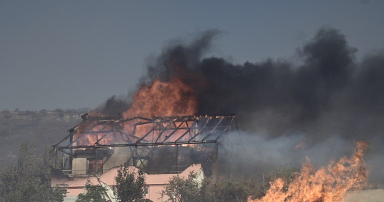 Νεκρός στη φωτιά στην Κερατέα