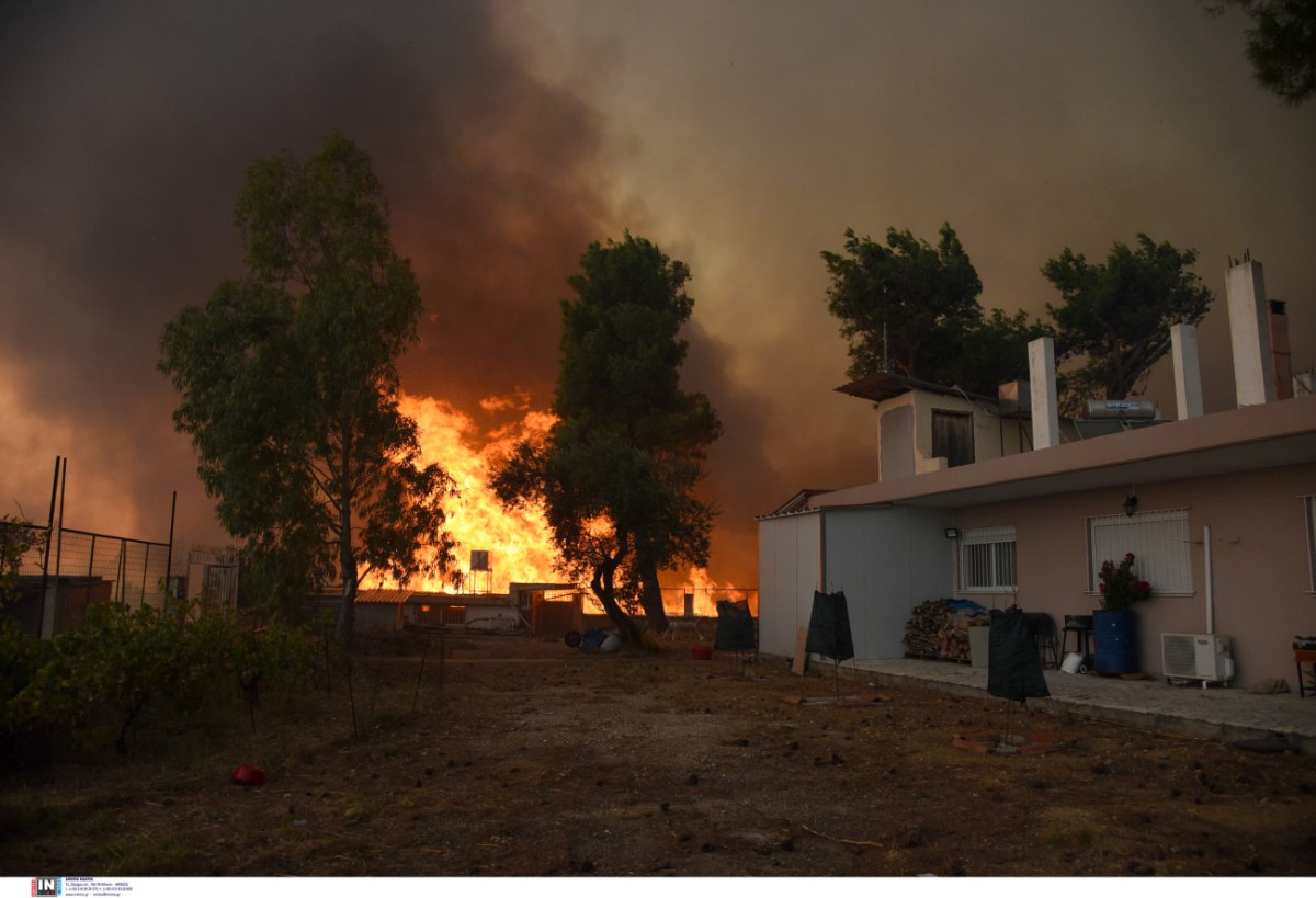 Αρόη Πάτρας: Εικόνες κόλασης από τη φωτιά
