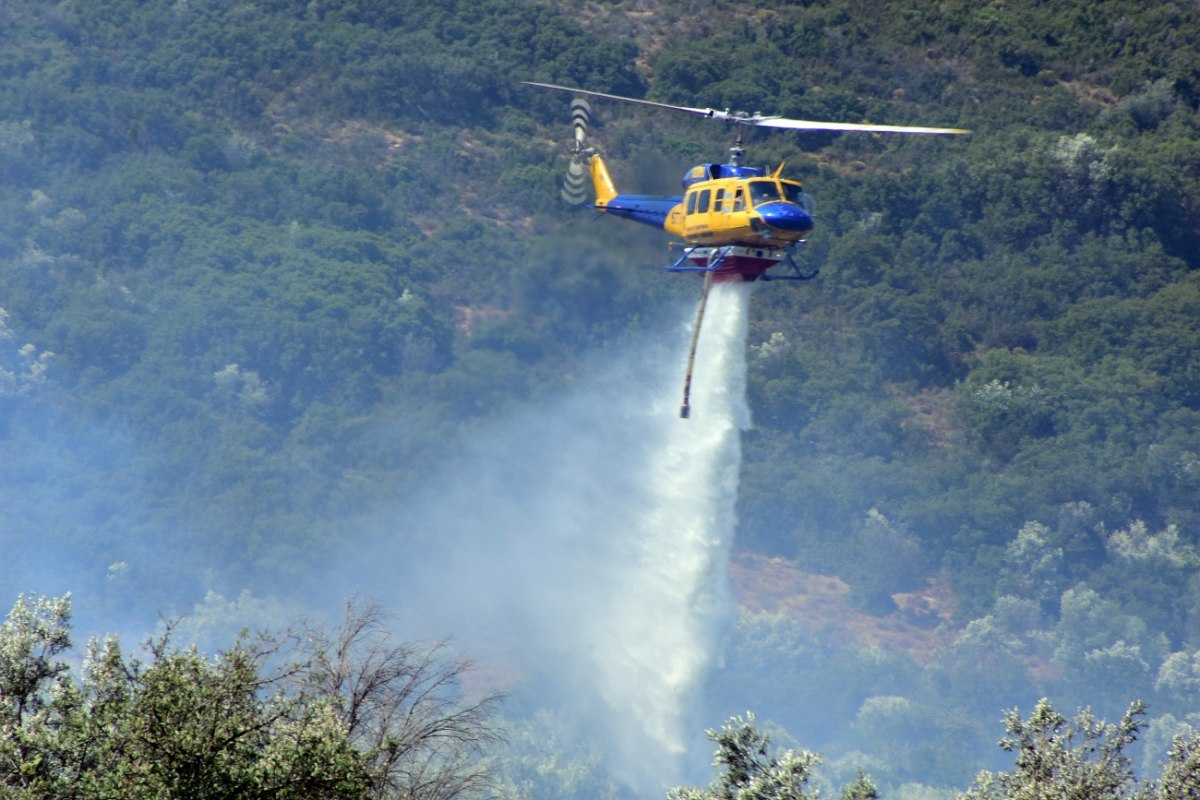 Φωτιά στα Πετράλωνα Μεσσηνίας – Επιχειρούν 6 εναέρια μέσα