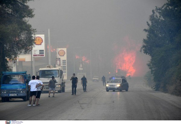 Φωτιά στην Αχαΐα: Τρεις άνθρωποι διακομίστηκαν στο νοσοκομείο του Ρίου