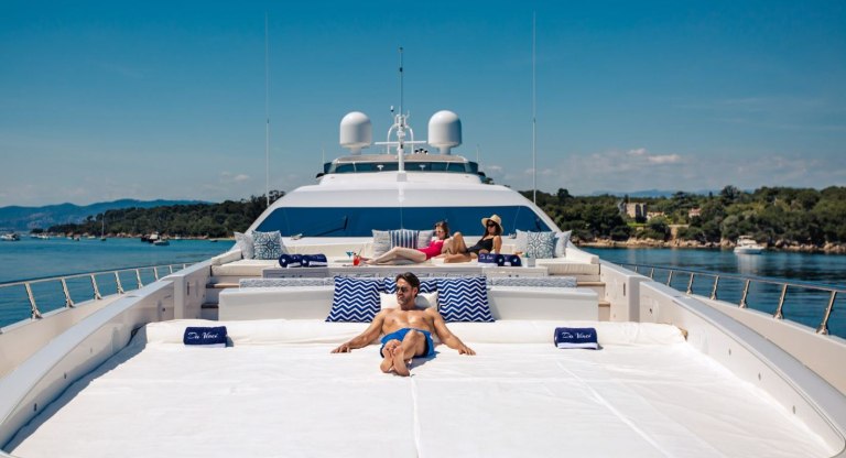 Ισπανία: Γιοτ έπιασε φωτιά κοντά στην Ίμπιζα και βούλιαξε – Επέζησαν πλήρωμα και επιβάτες [Βίντεο]