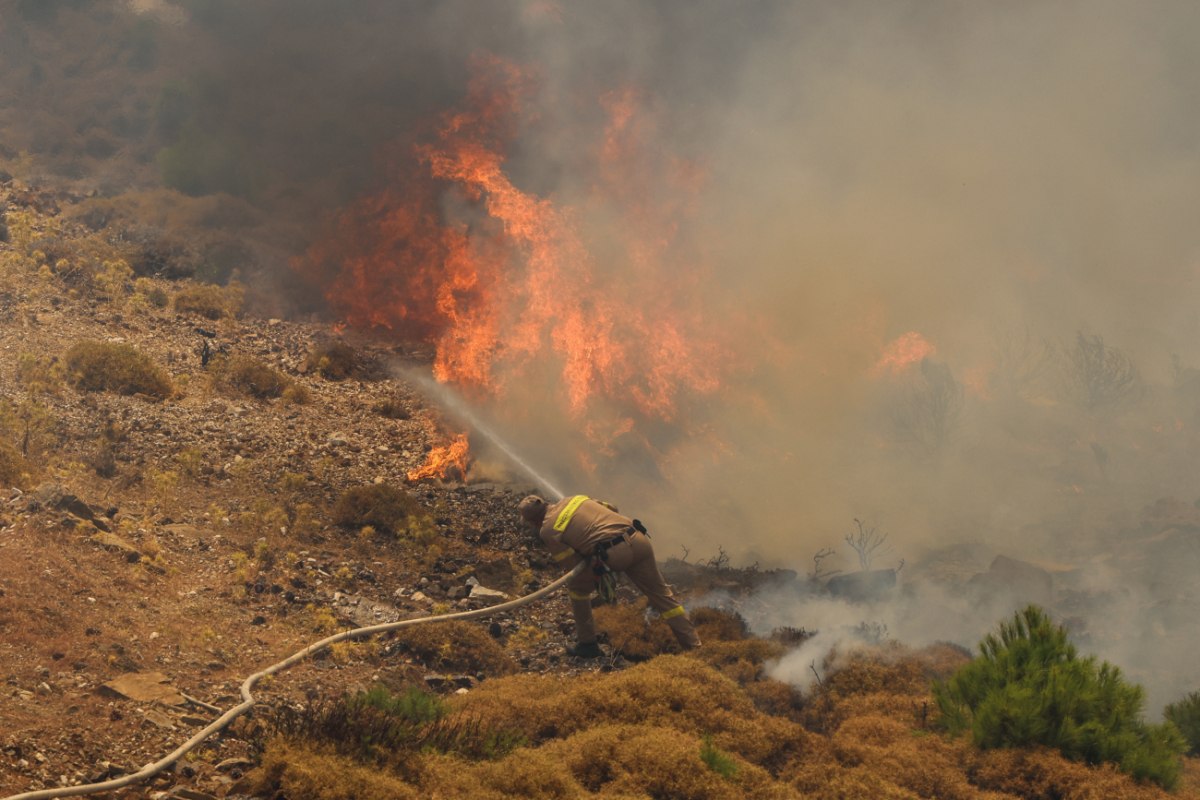 Φωτιά στη Χίο: Χωρίς ρεύμα χωριά του νησιού και τα Ψαρά εξαιτίας της πυρκαγιάς