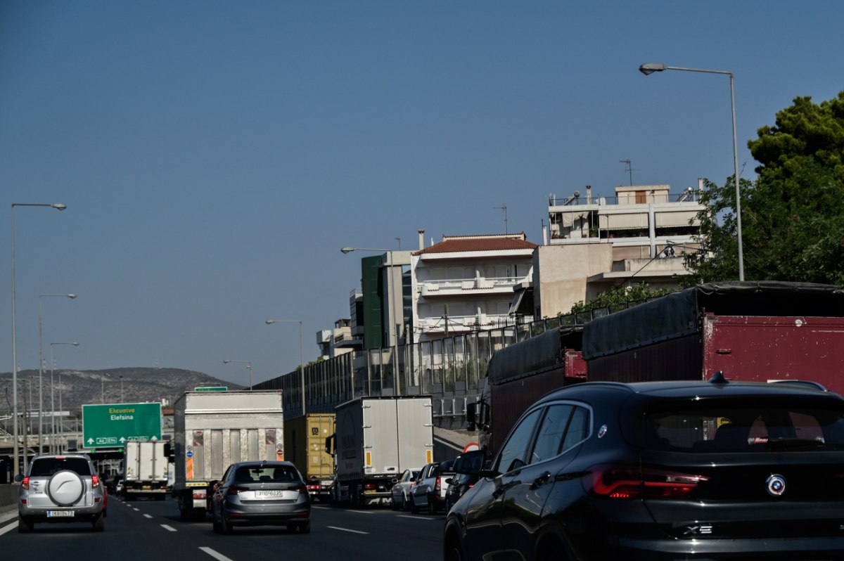 Καραμπόλα στην Αττική οδό στο ρεύμα προς Ελευσίνα – Κλειστή η αριστερή λωρίδα