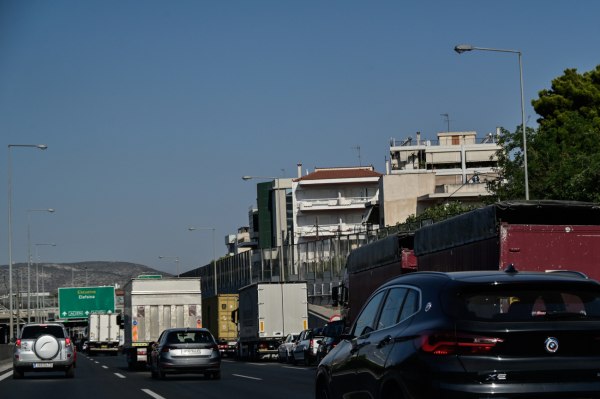 Καραμπόλα στην Αττική οδό στο ρεύμα προς Ελευσίνα – Κλειστή η αριστερή λωρίδα