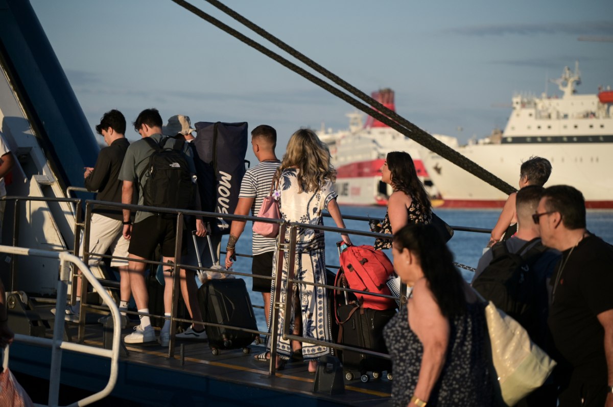 Δεκαπενταύγουστος: Αυξημένη η κίνηση στον Πειραιά καθώς κορυφώνεται η έξοδος των εκδρομέων