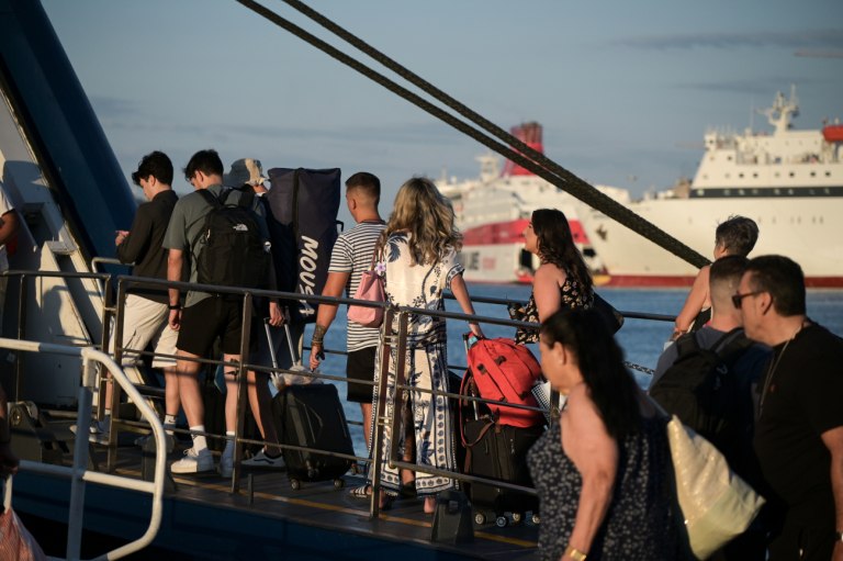 Δεκαπενταύγουστος: Αυξημένη η κίνηση στον Πειραιά καθώς κορυφώνεται η έξοδος των εκδρομέων