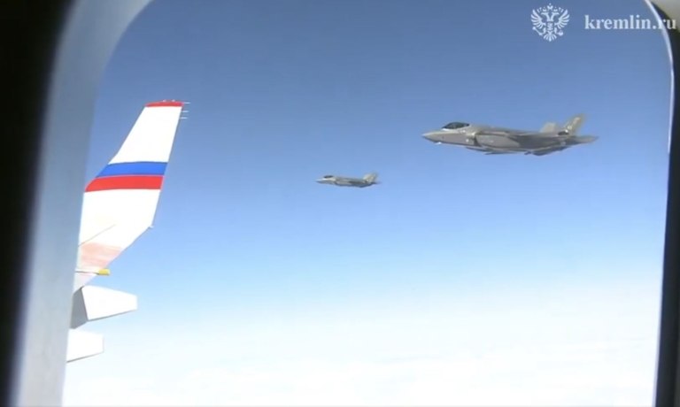 Επιστροφή με αμερικανική «εγγύηση»: F-35 συνόδευσαν το «Ιπτάμενο Κρεμλίνο» του Πούτιν πίσω στη Ρωσία