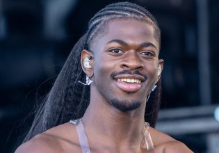 Ο πατέρας του Lil Nas X λέει ότι ο γιος του «έχει μετανοήσει» – Αντιμετωπίζει ποινή φυλάκισης 5 ετών