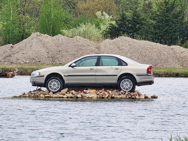 Αυτό είναι το μυστηριώδες νησί που έχει έναν και μοναδικό «κάτοικο» – Ένα πολυτελές αυτοκίνητο
