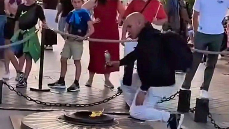Παρίσι: Ακυρώθηκε η άδεια παραμονής σε άνδρα που άναψε τσιγάρο με τη φλόγα στο μνημείο του Άγνωστου Στρατιώτη