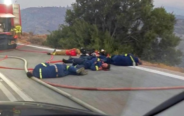 Εξαντλημένοι πυροσβέστες ξαπλώνουν στη μέση του δρόμου – Συγκινητική φωτογραφία από τη φωτιά στη Χίο