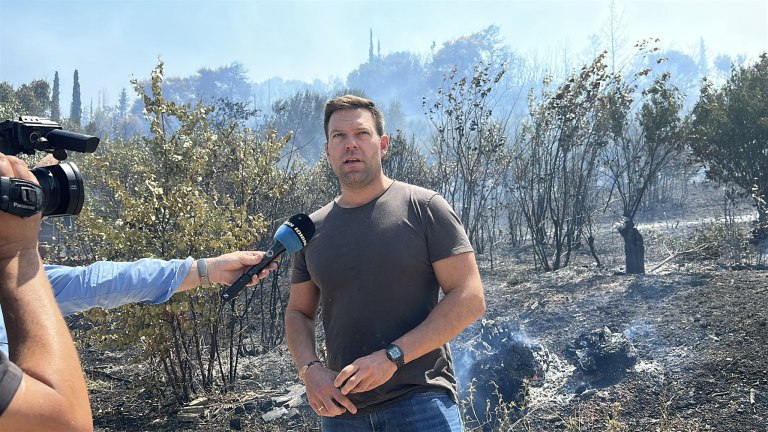 Κασσελάκης: Ο Πελετίδης, πυροσβέστες και εθελοντές ήταν εκεί – Οι βουλευτές Αχαΐας ΝΔ και ο Κεφαλογιάννης πού ήταν;