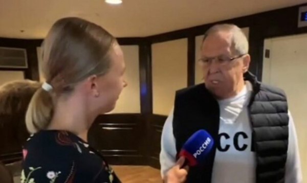 Αλάσκα: Ξεπούλησε στο διαδίκτυο το φούτερ «CCCP» μετά την εμφάνιση Λαβρόφ