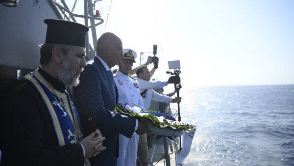 Δένδιας: Επιμνημόσυνη δέηση και ρίψη στεφάνου για τους πεσόντες του «Έλλη» – «Αιωνία τους η μνήμη»