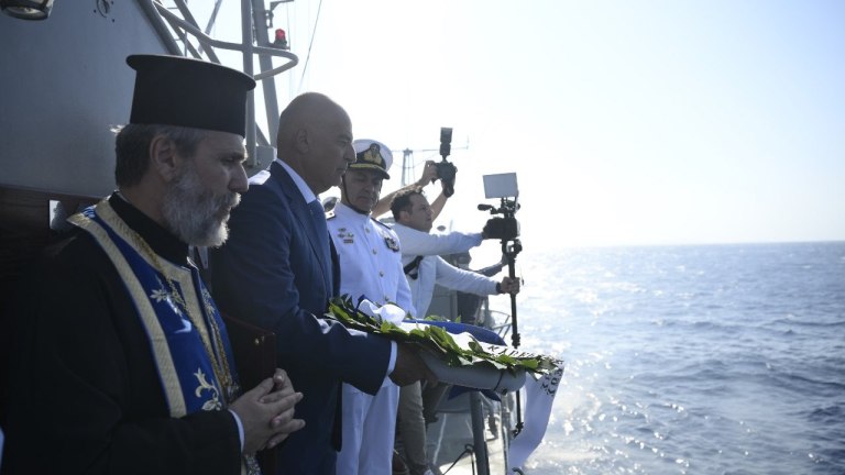 Δένδιας: Επιμνημόσυνη δέηση και ρίψη στεφάνου για τους πεσόντες του «Έλλη» – «Αιωνία τους η μνήμη»
