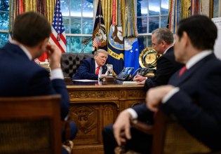 Η στιγμή που ο Τραμπ συνομιλεί τηλεφωνικώς με τον Πούτιν, μετά τη συνάντηση με Ζελένσκι και Ευρωπαίους ηγέτες