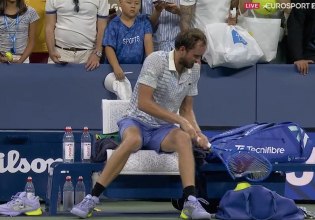 Απίστευτο ξέσπασμα από τον Μεντβέντεφ, μετά τον αποκλεισμό στο US Open – Διέλυσε τη ρακέτα του! (vid)